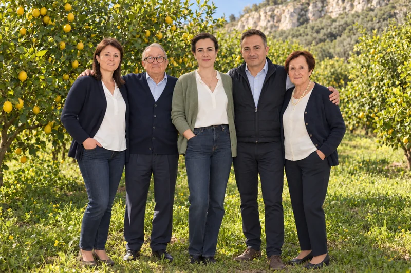 Ritratto della famiglia Notaristefano ambientato nel limoneto